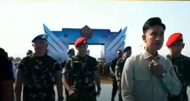 Momen Wakil Presiden Gibran Rakabuming hadir di Upacara Gelar Pasukan Operasional dan Kehormatan Militer. [Instagram]